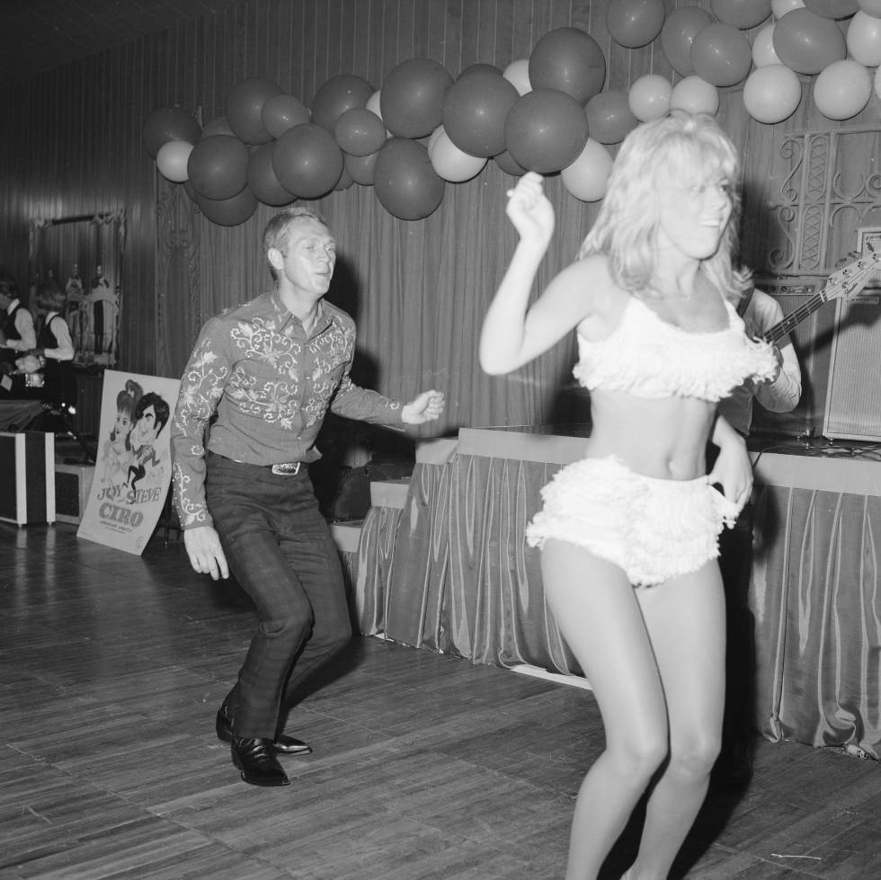 Steve McQueen bailando con una mujer en una fiesta celebrada en California en 1960.