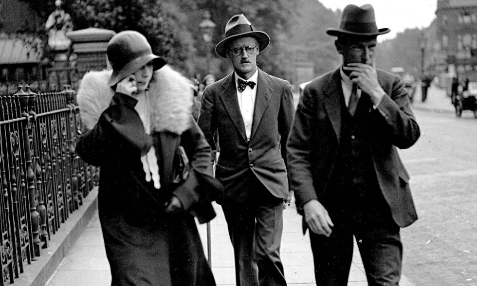 Nora Barnacle (izquierda), James Joyce (en el centro) pasean por Londres con su abogado el 4 de julio de 1931, día en que contrajeron matrimonio.