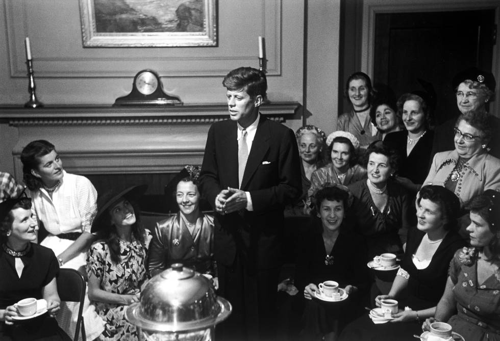 John F. Kennedy durante una fiesta del té celebrada por un grupo de mujeres simpatizantes en 1952.