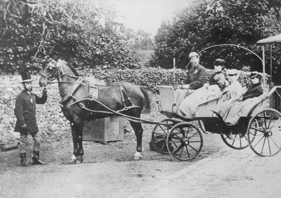Charles Dickens con su mujer Catherine y dos de sus hijas sentados en un carruaje en 1850.