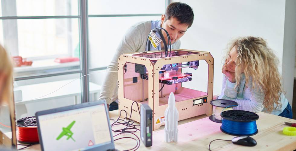 JÃ³venes ingenieros prototipando un cohete con una impresora 3D.