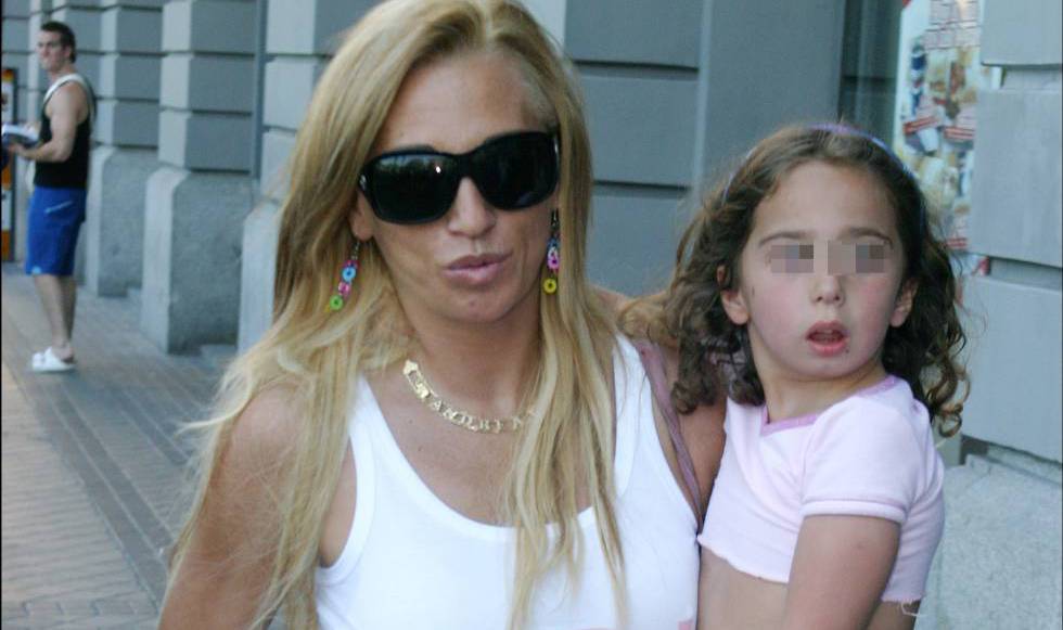 Belén Esteban y su hija, en junio de 2004. rn 