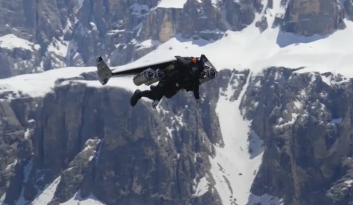 Un ‘hombre avión’ sobrevuela Los Dolomitas a 400kmh