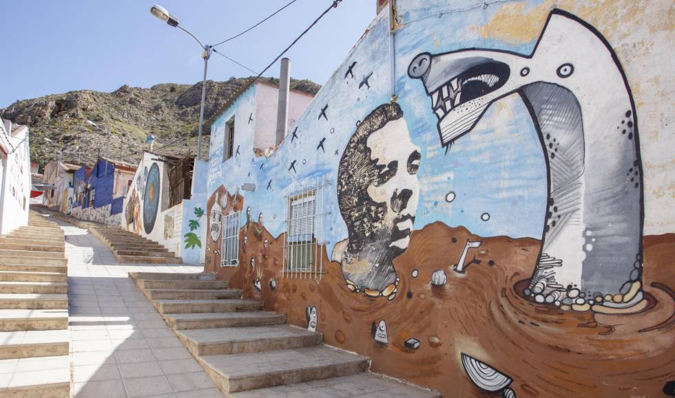 Una calle de Orihuela (Alicante) decorada con un mural en homenaje al poeta Miguel Hernández.