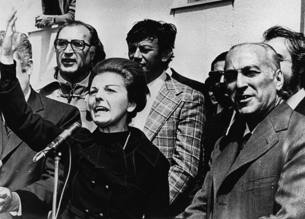 Isabel Martínez de Perón, tercera mujer de Juan Domingo Perón, dando un discurso con José López Rega a su izquierda (derecha de la imagen) en 1974.