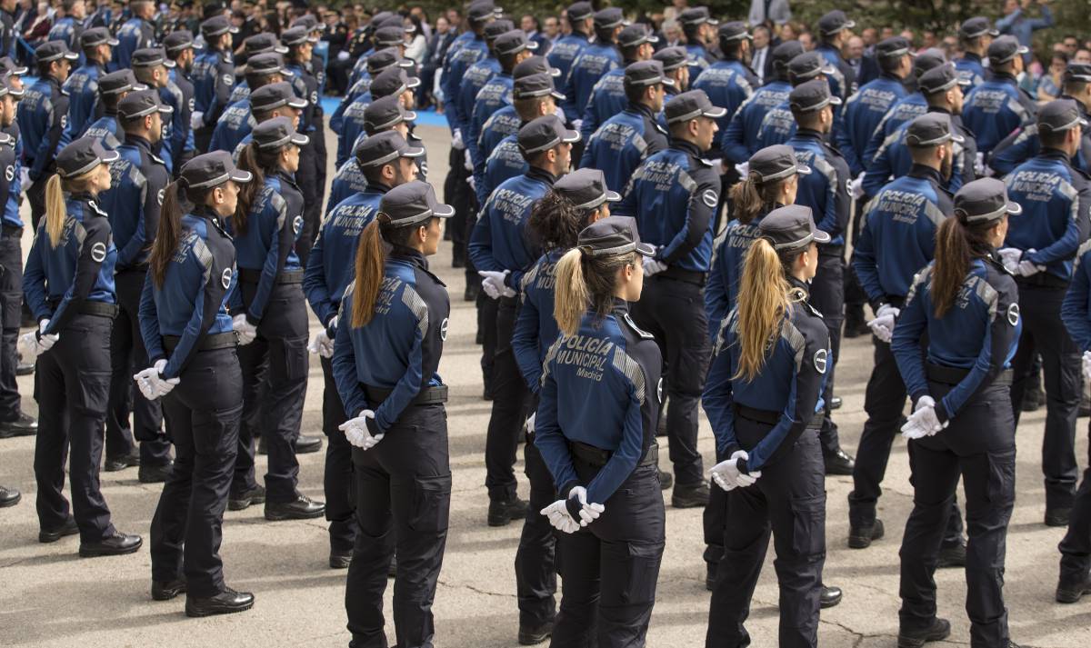 Agentes en los actos de celebración del patrón de la Policía Local de Madrid, este lunes en el Retiro.