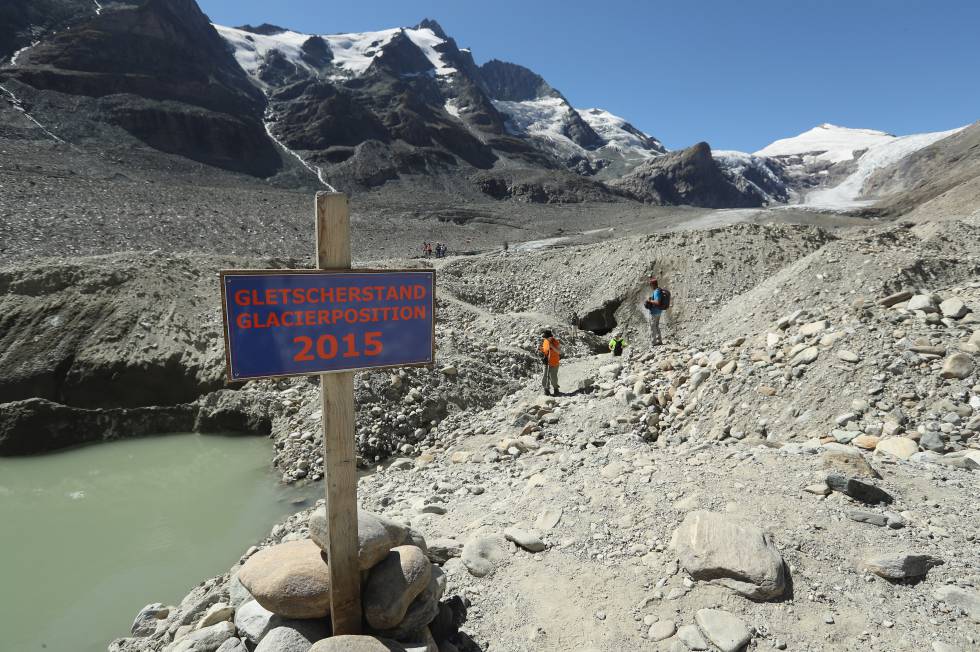 Un cartel en agosto de 2016 sitúa el punto hasta el que llegaba el glaciar Pasterze, en los Alpes austriacos en 2015.