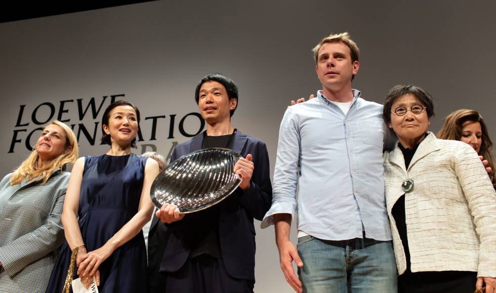En el centro, el japonÃ©s Genta Ishikuza, ganador del Loewe Craft Prize 2019. A su derecha, el director creativo de Loewe, Jonathan Anderson.