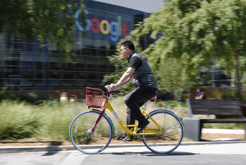 Un hombre pasea en bici cerca de la sede de Google en Silicon Valley.