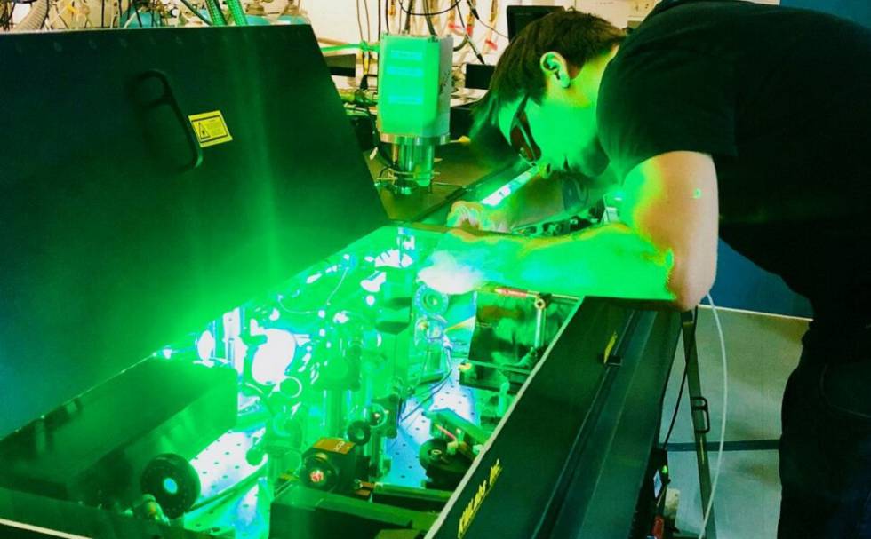 Kev Messin, coautor del estudio, manipula un láser en el centro JULA de la Universidad de Colorado en Boulder (EE UU)