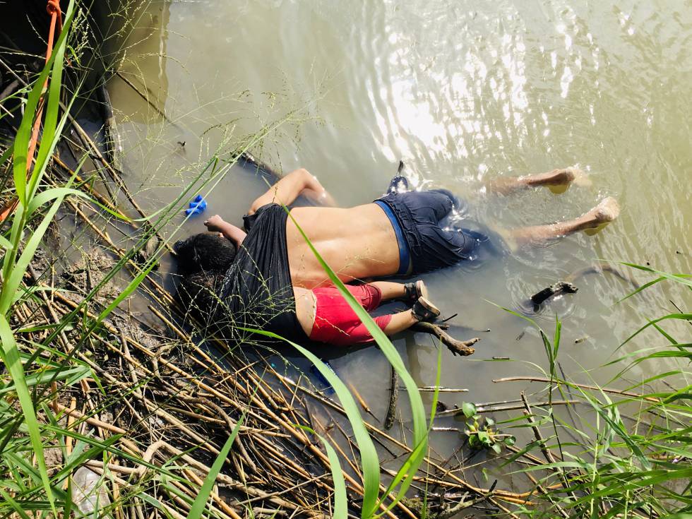 Los cuerpos de Óscar Alberto Martínez Ramírez y su hija Valeria en el río Bravo.