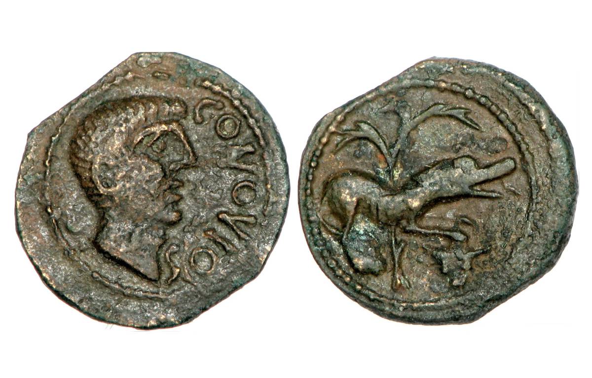 Ambas caras de la moneda gala hallada en el yacimiento de Dessobriga.