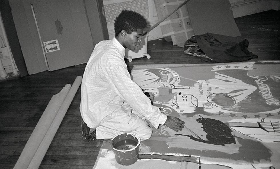 Jean Michel Basquiat pinta la obra 'Sin nombre' en el estudio de Andy Warhol en Broadway. el 16 de abril de 1984.