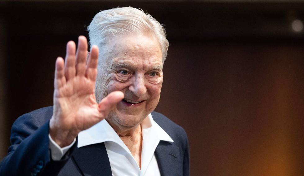  El filÃ¡ntropo y millonario George Soros saluda a la audiencia en el momento en que fue galardonado con el premio Schumpeter 2019 en Viena, Austria, el 21 de junio de 2019.