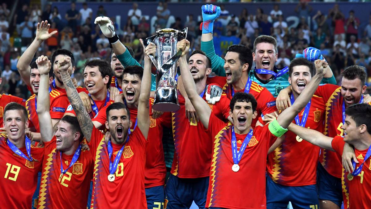 La selección española con la copa.