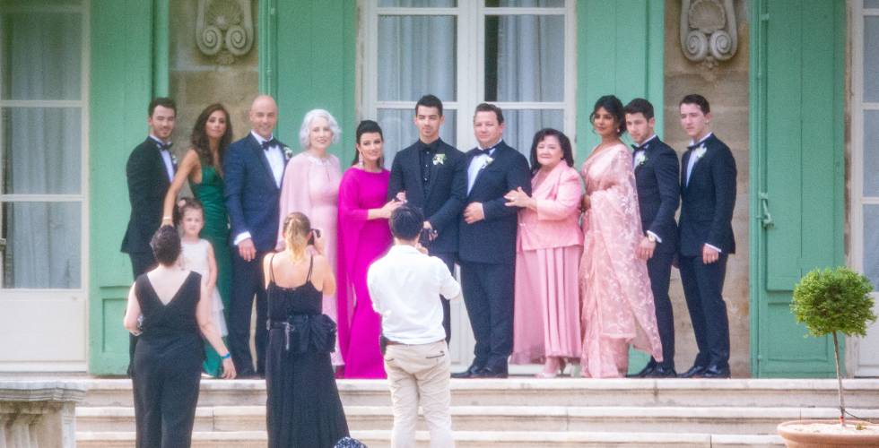 Joe Jonas, en el centro, posa junto a su familia, en Francia, el sÃ¡bado. 