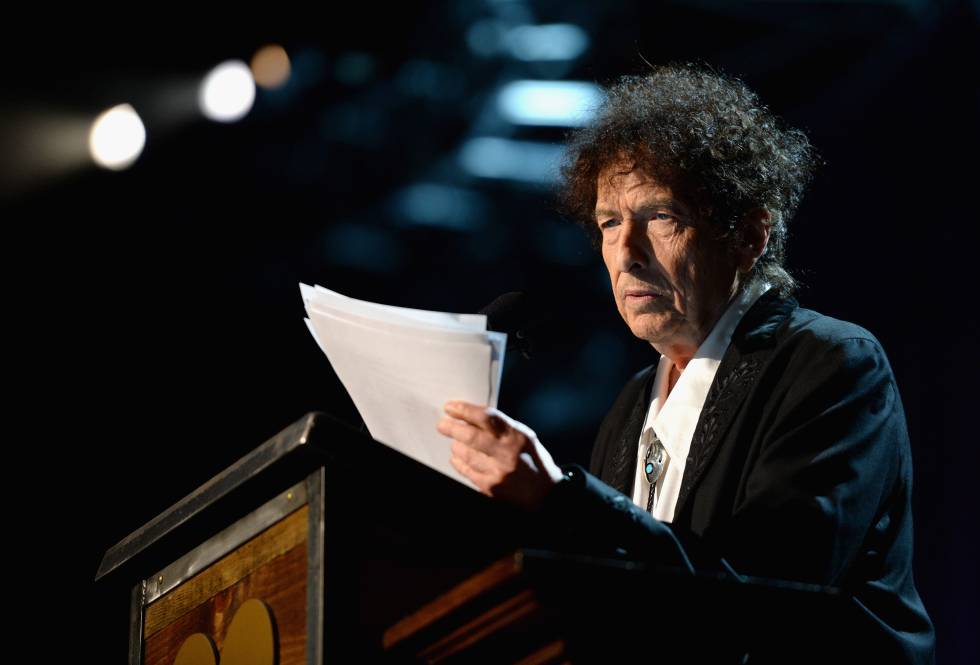 El cantante Bob Dylan habla en una gala en homenaje a él de la organización MusiCares en 2015.