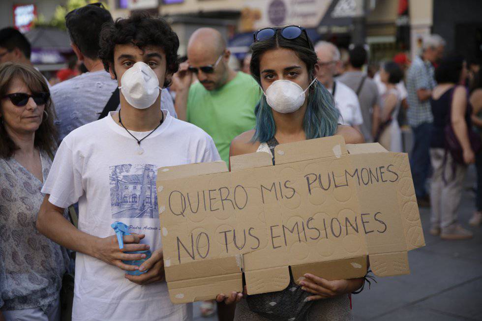 Protesters with a sign reading: âI want my lungs, not your emissions.â