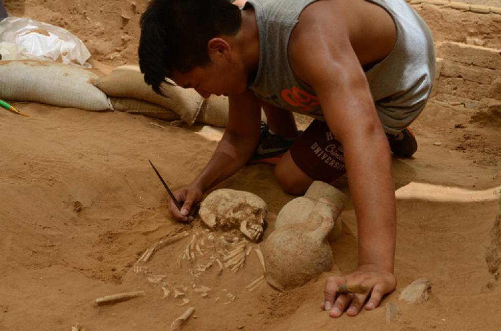 A volunteer unearths the corpse of a child in Ashkelon (Israel) in 2016.