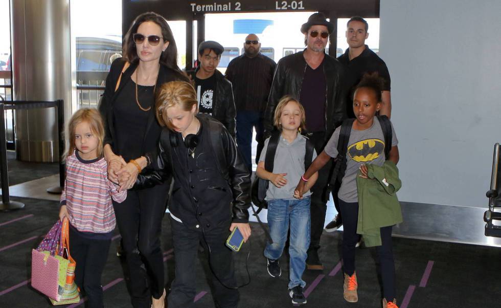 Brad Pitt y Angelina Jolie con sus hijos Pax, Maddox, Vivienne, Zahara, Knox y Shiloh, en 2015. rn 