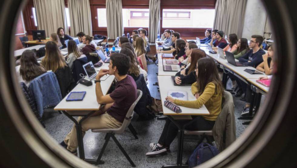 Estudiantes de la Facultad de Derecho en la Universidad de Valencia.