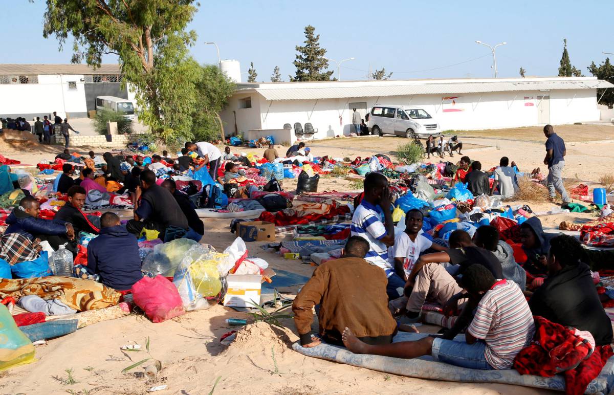 Los migrantes y sus pertenencias, fuera del centro bombardeado.