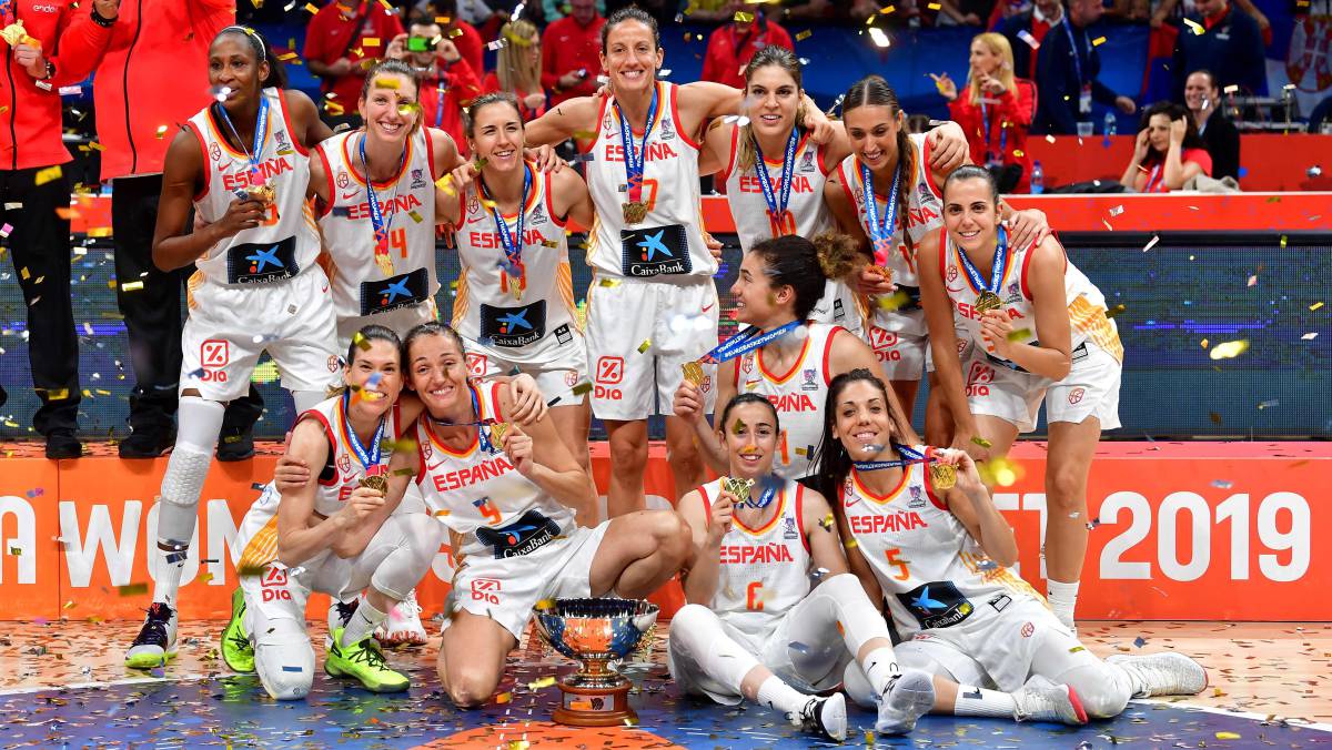 La selección española celebra el título.