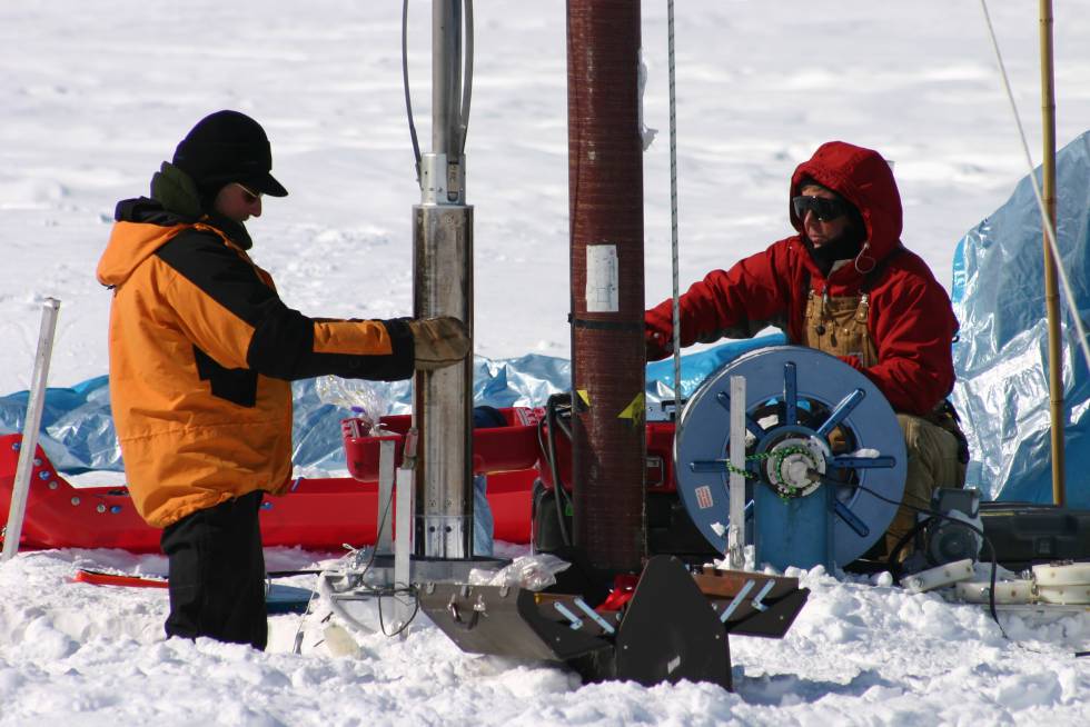 Extración de un núcleo de hielo en Groenlandia.