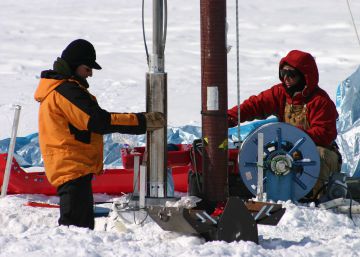 Extración de un núcleo de hielo en Groenlandia.