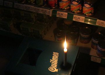 Un mercado de Buenos Aires, iluminado con velas durante el apagón del pasado 16 de junio.  