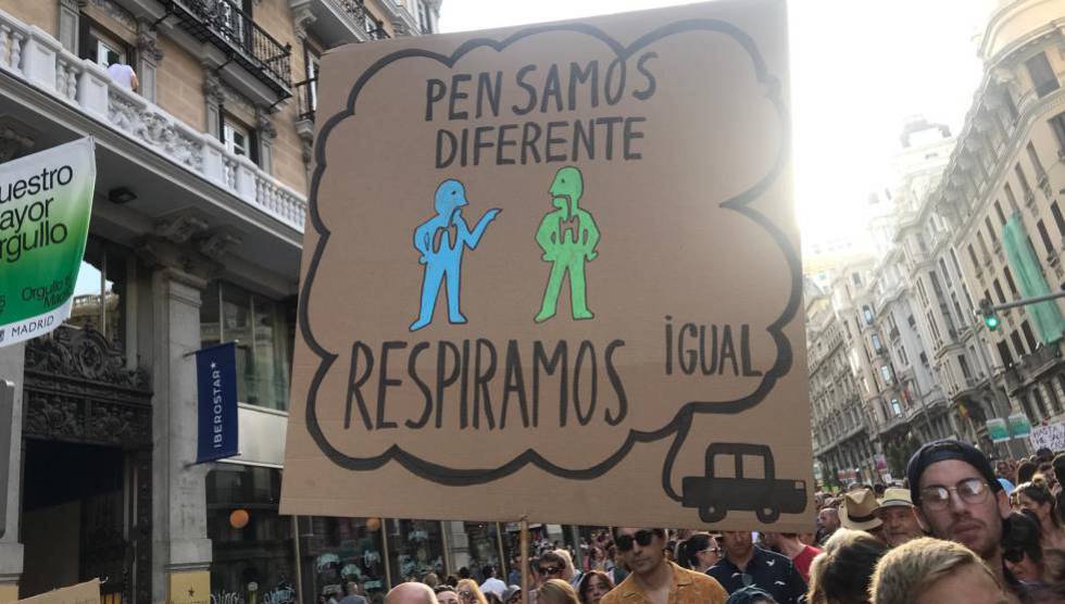 Protest to protect Madrid Cental on July 6. Sign reads: âWe think differently, we breathe the same.â