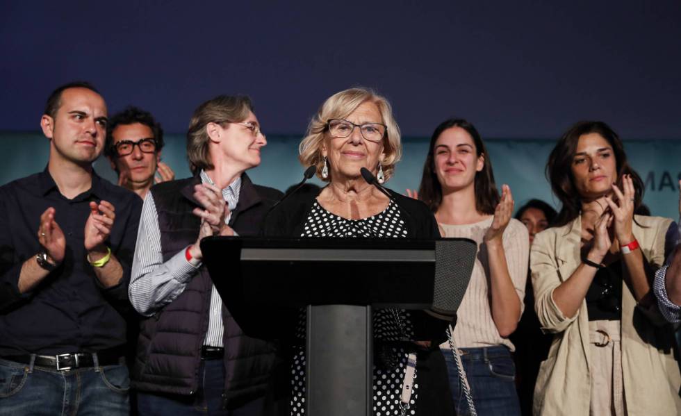 Manuela Carmena (c) concedes defeat on the night of the municipal elections.