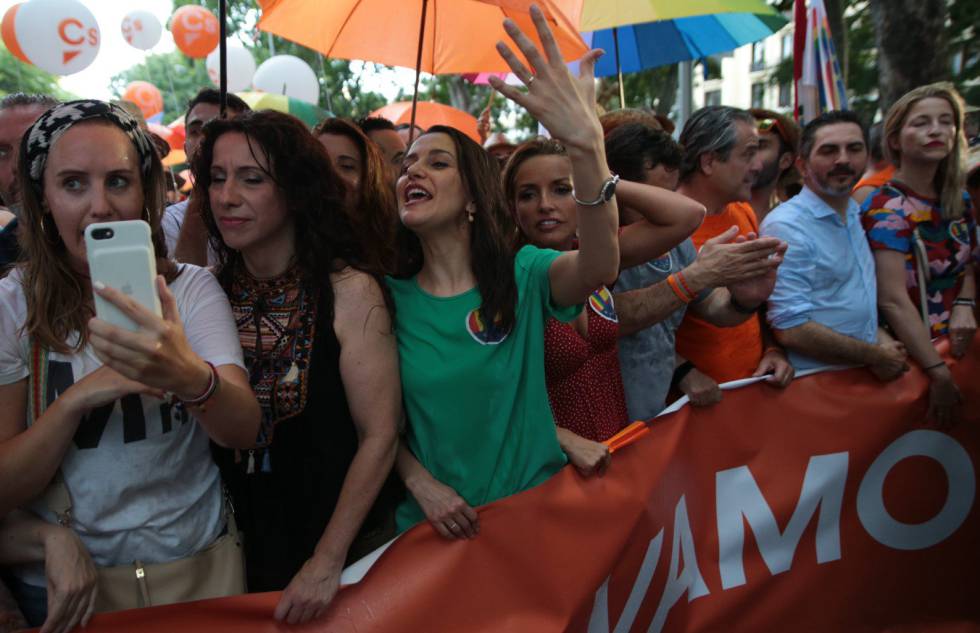 Inés Arrimadas (centro) en el Orgullo Gay, en Madrid, el 6 de julio. 