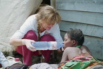 Una cooperante prestando auxilio en Ruanda en 1994.