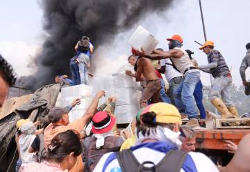 Camión con ayuda humanitaria solicitada por la oposición arde en Ureña (Venezuela) el 23 de febrero de 2019.