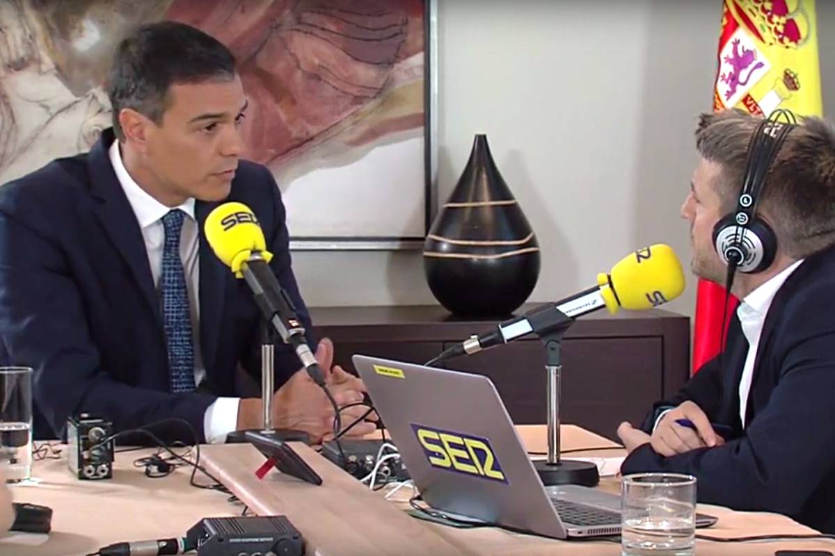 Pedro Sánchez y Aimar Bretos, esta mañana durante la entrevista.