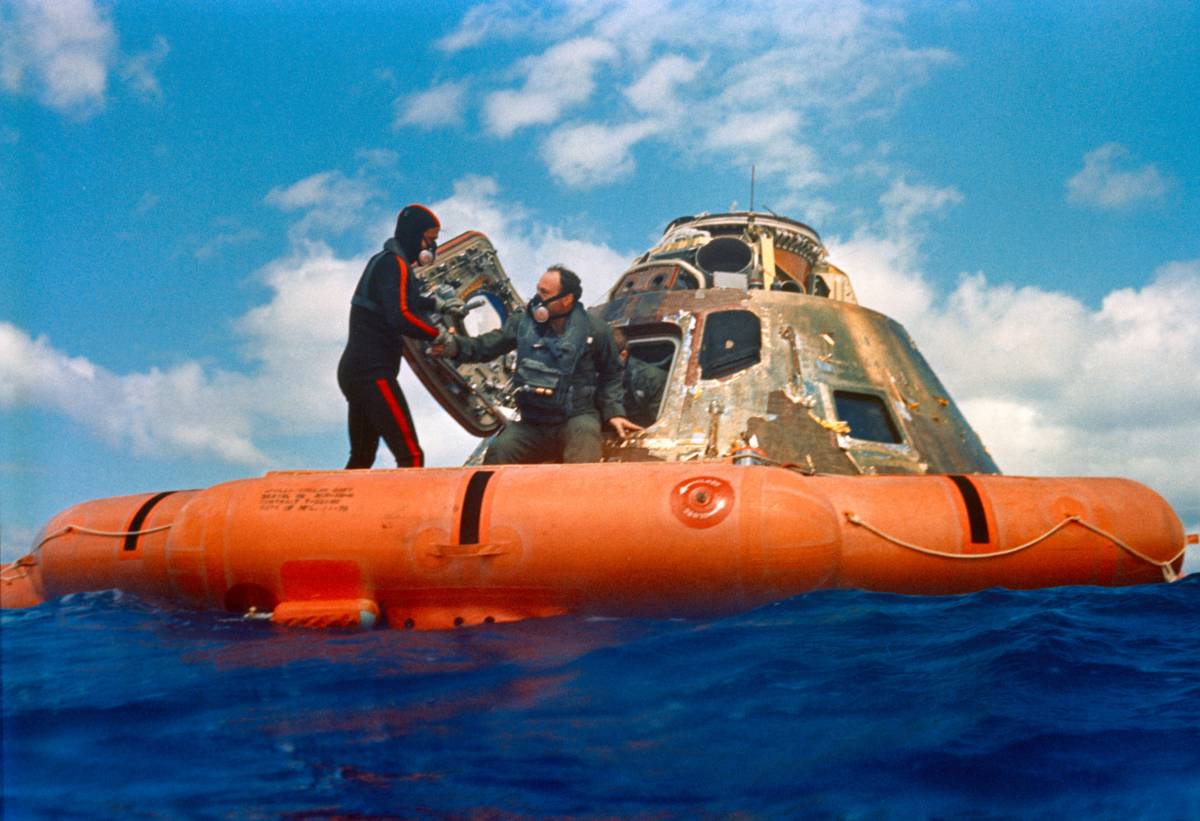El astronauta Edgard Mitchell, ayudado a salir de la cápsula tras llegar de la Luna.
