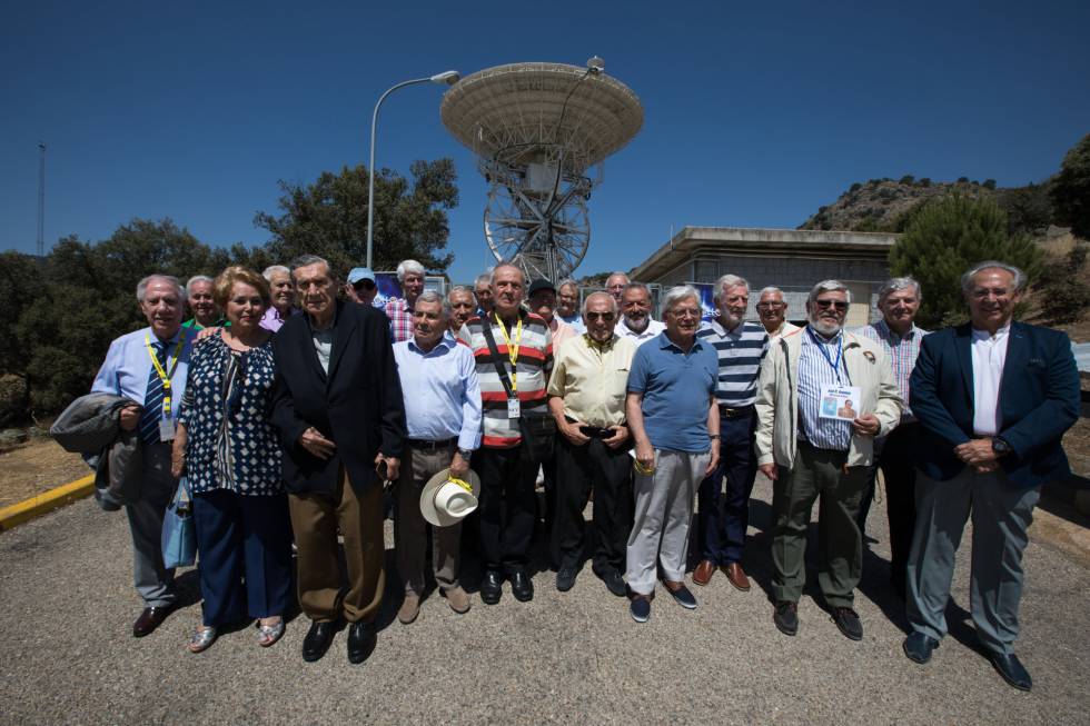 Los españoles que participaron en los programas espaciales de la NASA posan en la Estacion de Espacio Profundo de Robledo de Chavela (Madrid). Detrás, la antena de comunicaciones 