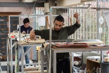 Setenta maestros artesanos trabajan en el taller de Hechizoo en Bogotá.