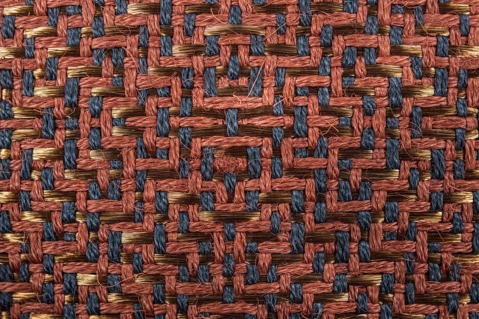 En Hechizoo emplean técnicas ancestrales para hilvanar y entretejer hilos de metales como cobre y plata con fibras naturales teñidas artesanalmente.