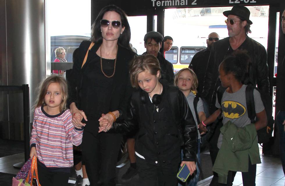 Angelina Jolie y Brad Pit con cinco de sus seis hijos Maddox, Zahara, Shiloh, Vivienne y Knox en Los Ángeles, en junio de 2015.