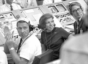 JoAnn Morgan, na sala de Cabo Canaveral, na Flórida, encarregada de controlar os críticos momentos iniciais da decolagem da ‘Apollo 11’.