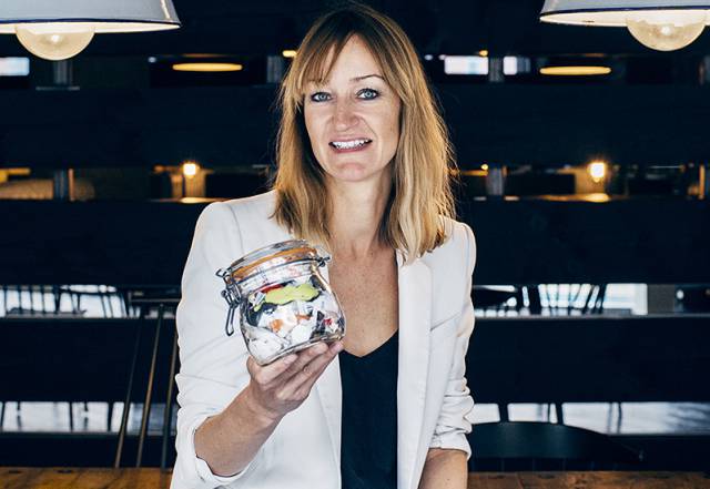 La escritora y conferenciante Bea Johnson con todos los restos de residuos que genera en un año.