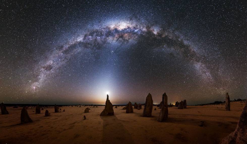 La Vía Láctea sobre un paraje del parque nacional de Nambung, al oeste de Australia.