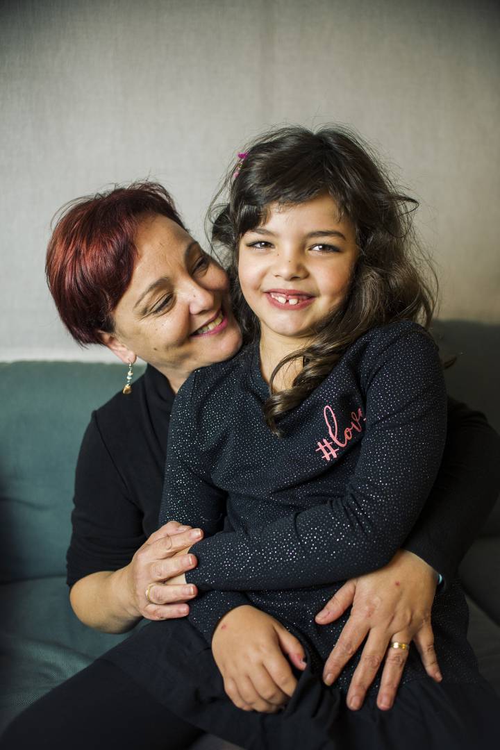 La niña y su madre, Ana Valenzuela, en su hogar en Barcelona. GABO CARUSO