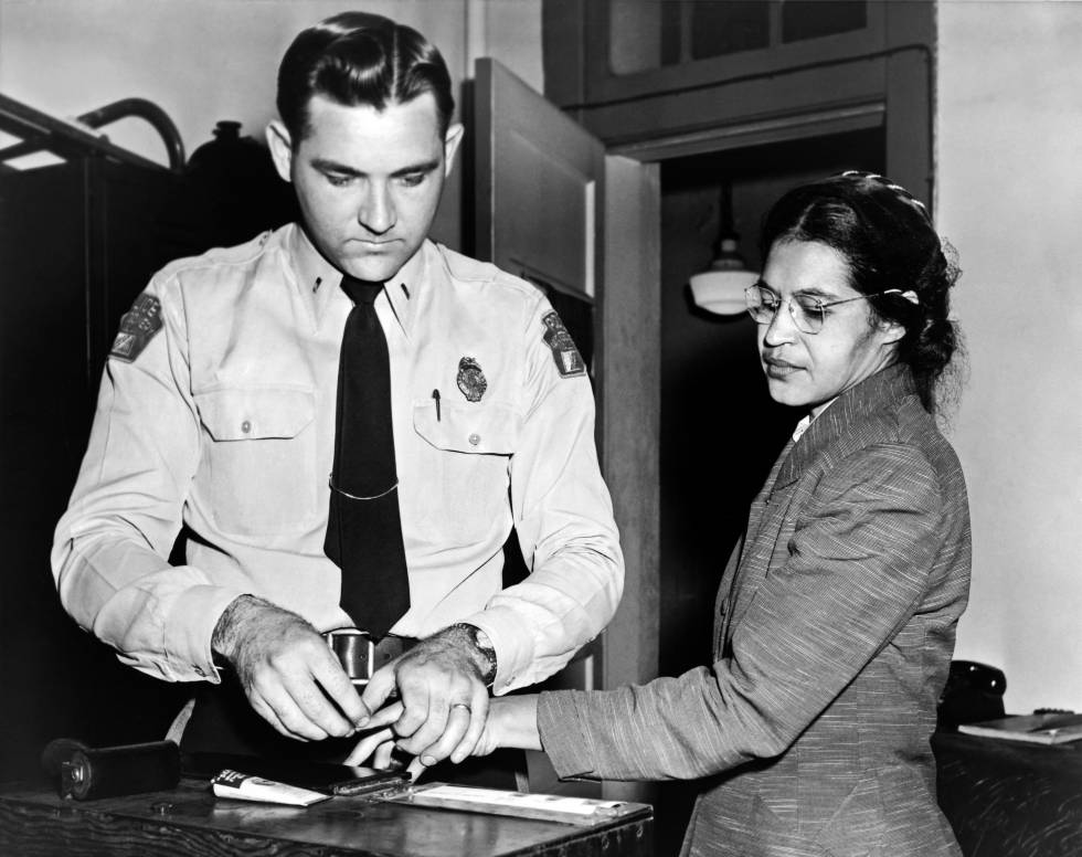 Rosa Parks é identificada por um policial depois de ter se recusado a ceder seu lugar em um ônibus a um passageiro de pele branca.