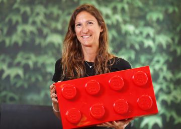 Anne Besson, directora de mercadotecnia de Lego Iberia y Francia, sujetando una pieza de la marca.