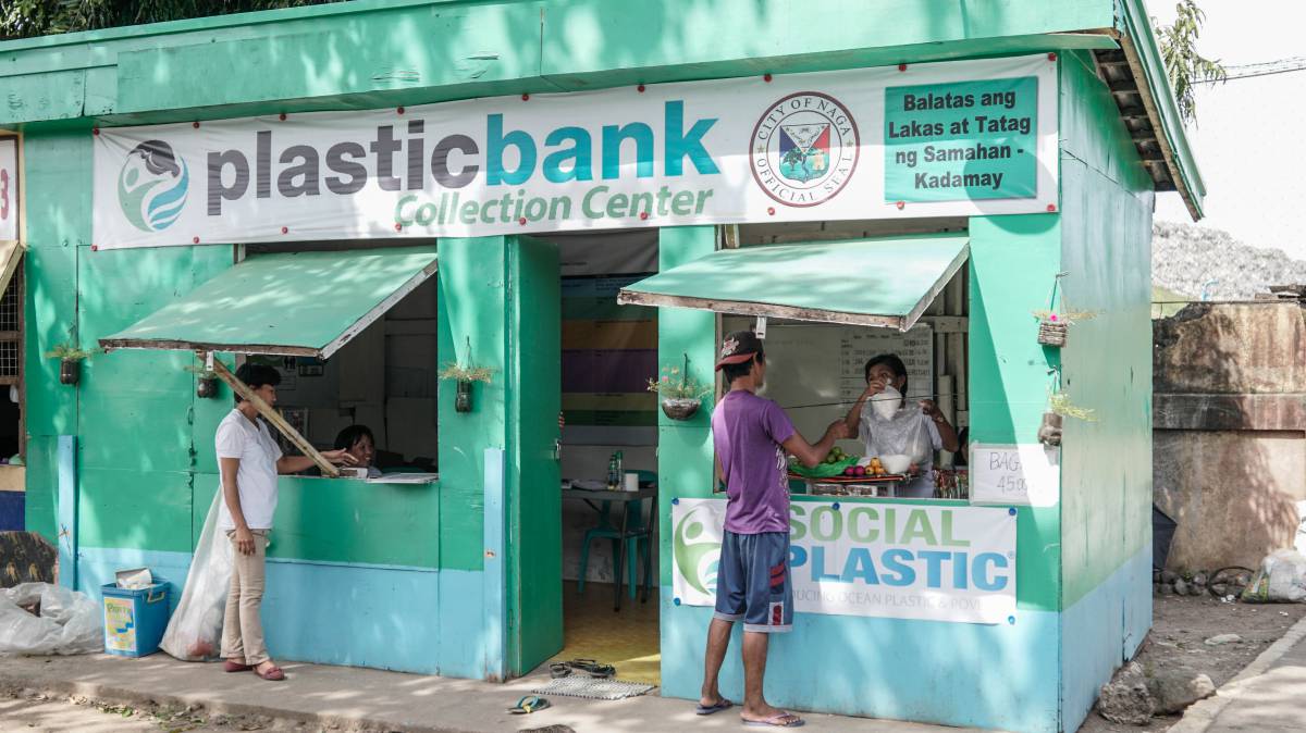 Las botellas de agua pagan la matrícula