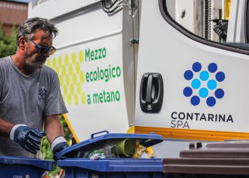 Uno de los operarios de Contarina mientras recoge un contenedor relleno de plástico. 