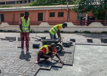 Un grupo de trabajadores pavimenta la sede del Ministerio de Medio Ambiente de Ghana en Accra.
